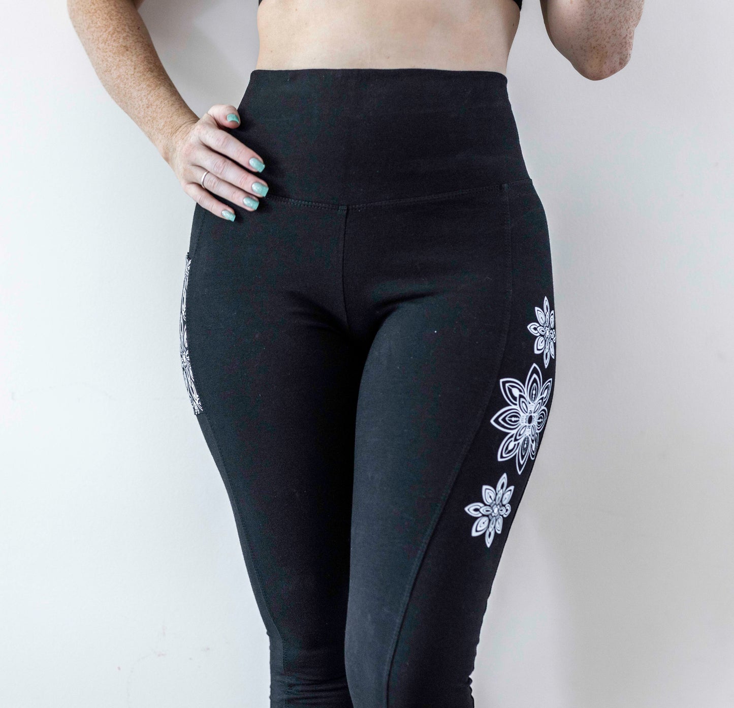 Organic Cotton Leggings with Pocket – Black Mandala Print