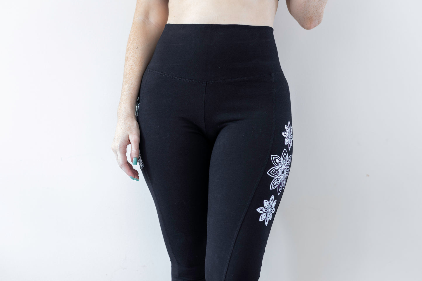 Organic Cotton Leggings with Pocket – Black Mandala Print