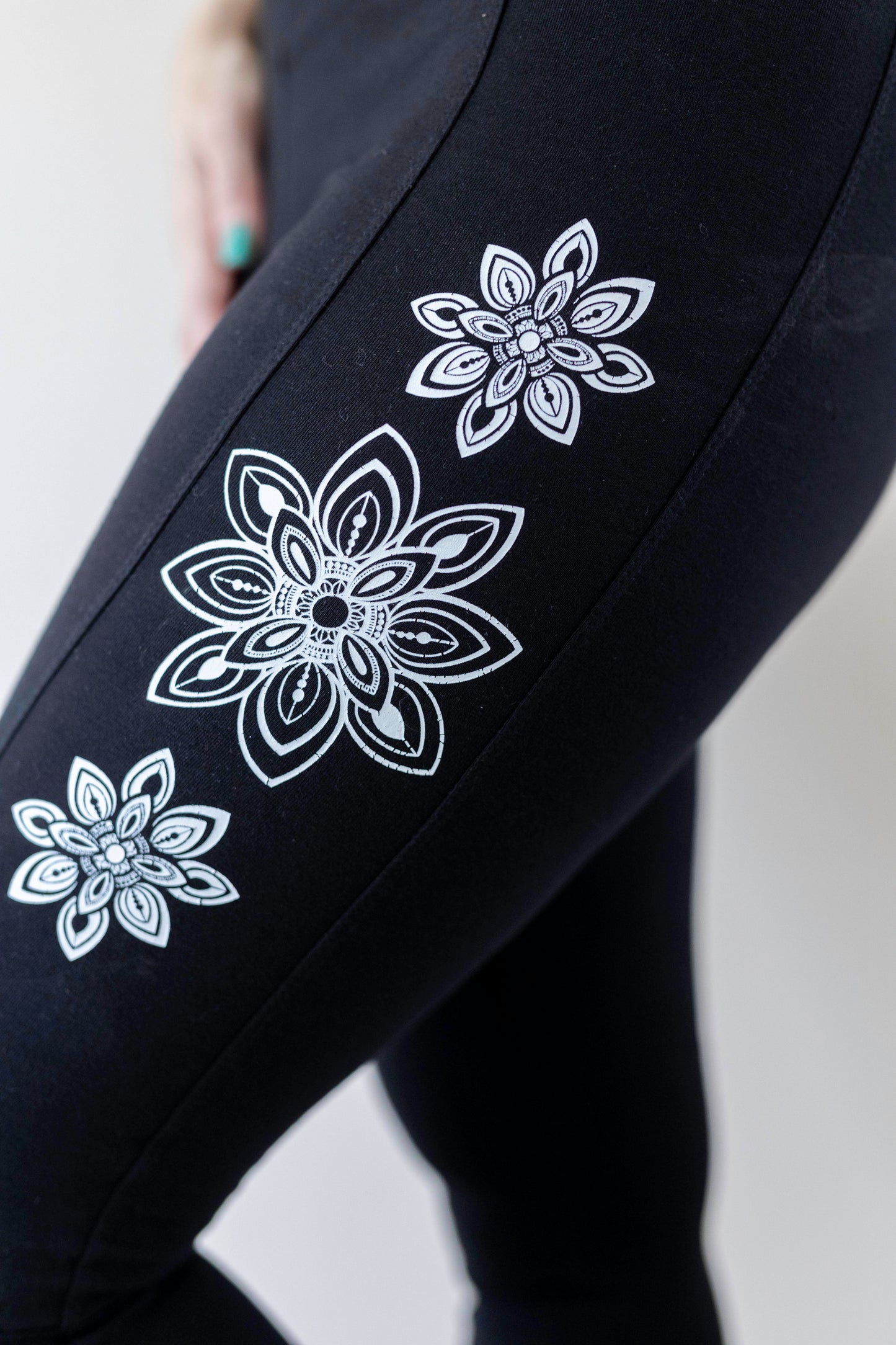 Organic Cotton Leggings with Pocket – Black Mandala Print