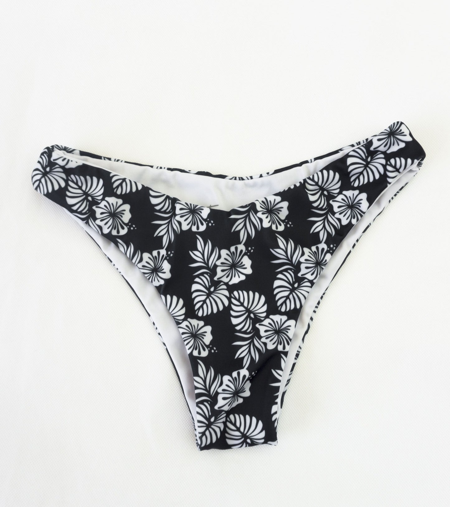 Bikini Bottom V-cut - Black and White